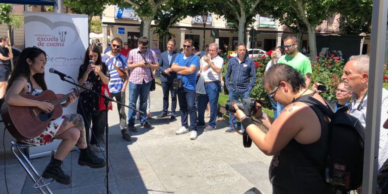 La cantante Bely Basarte, rodeada de vecinos en la actuación del programa especial en Alcalá de Henares La cantante Bely Basarte, rodeada de vecinos en la actuación del programa especial en Alcalá de Henares