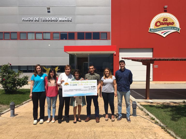 Entrega del cheque a la presidenta de la Asociación española contra el cáncer Entrega del cheque a la presidenta de la Asociación española contra el cáncer