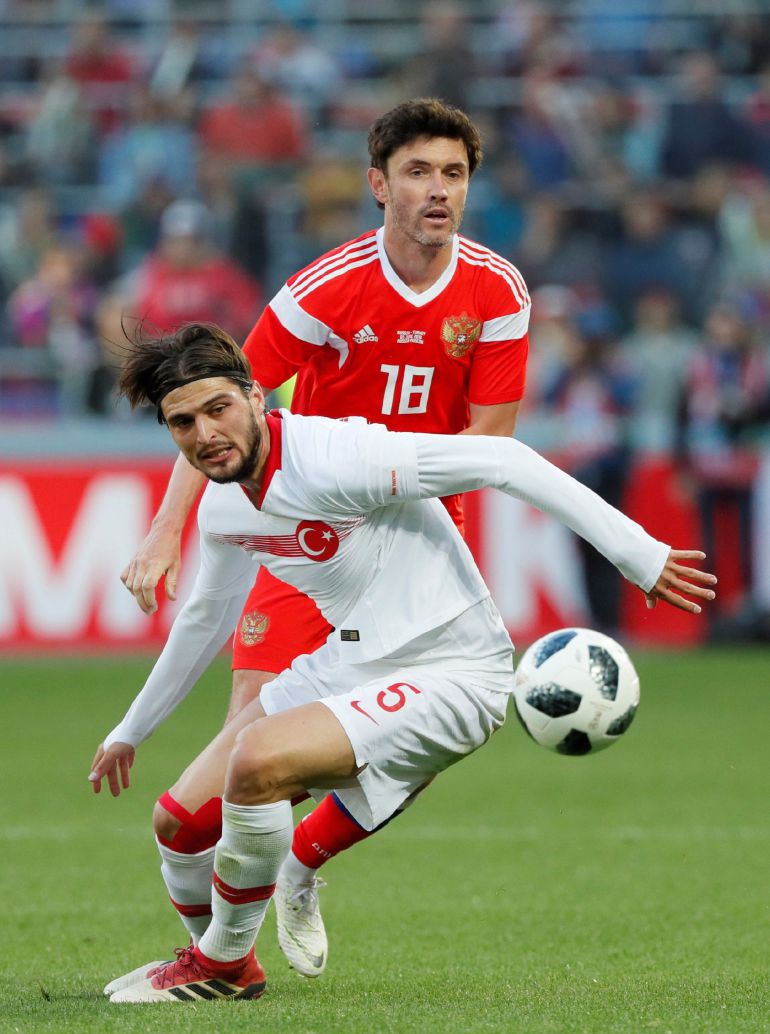 El jugador turco Okay Yokuslu (frente) disputa el balón con el ruso Yusuf Yazici durante un partido amistoso disputado en el estadio VTB Arena en Moscú El jugador turco Okay Yokuslu (frente) disputa el balón con el ruso Yusuf Yazici durante un partido amistoso disputado en el estadio VTB Arena en Moscú
