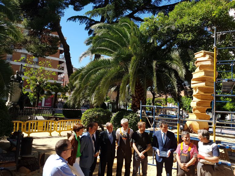 Visita a la escultura homenaje a los maestros Visita a la escultura homenaje a los maestros