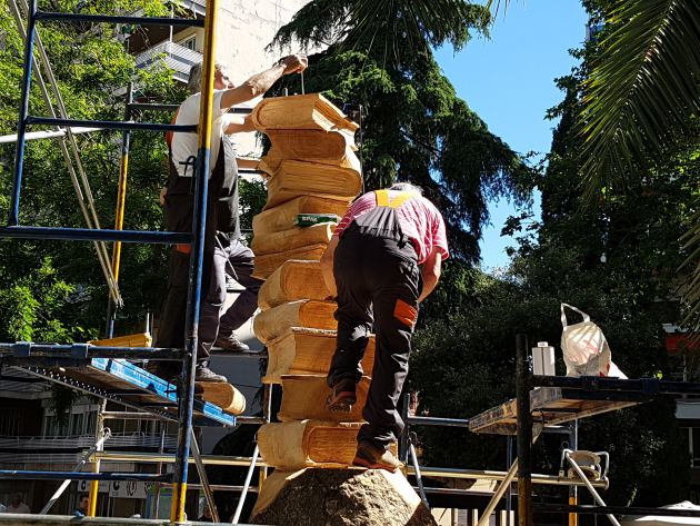 Escultores de Guadalajara modelan un pino seco de 118 años para realizar una escultura homenaje a los profesores: La madera de un árbol de 118 años rinde homenaje a los maestros en Guadalajara Escultores de Guadalajara modelan un pino seco de 118 años para realizar una escultura homenaje a los profesores: La madera de un árbol de 118 años rinde homenaje a los maestros en Guadalajara