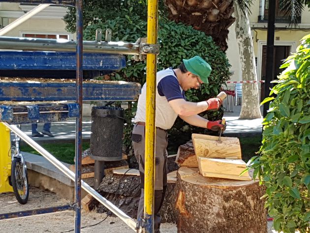 Escultores de Guadalajara modelan un pino seco de 118 años para realizar una escultura homenaje a los profesores: La madera de un árbol de 118 años rinde homenaje a los maestros en Guadalajara Escultores de Guadalajara modelan un pino seco de 118 años para realizar una escultura homenaje a los profesores: La madera de un árbol de 118 años rinde homenaje a los maestros en Guadalajara
