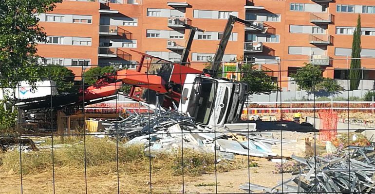 Camión pluma volcado en las obras de ampliación de un colegio público Camión pluma volcado en las obras de ampliación de un colegio público