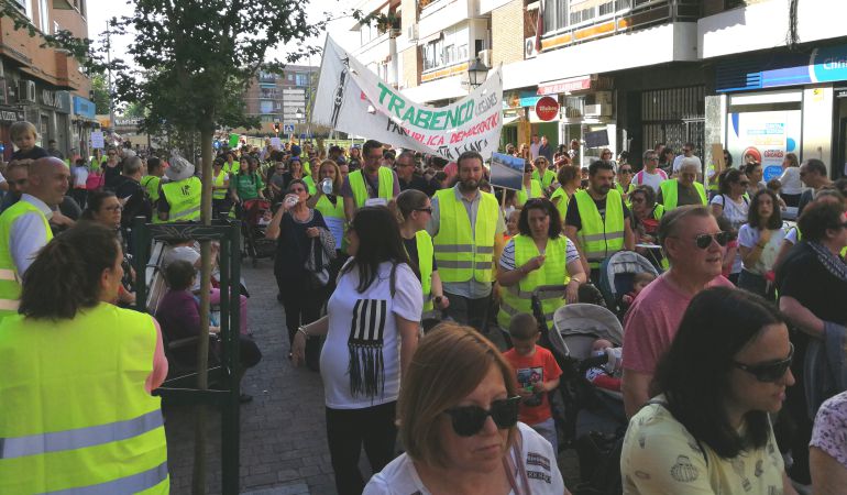 Casi dos centenares de personas han exigido soluciones al estado de los colegios de Leganés Casi dos centenares de personas han exigido soluciones al estado de los colegios de Leganés