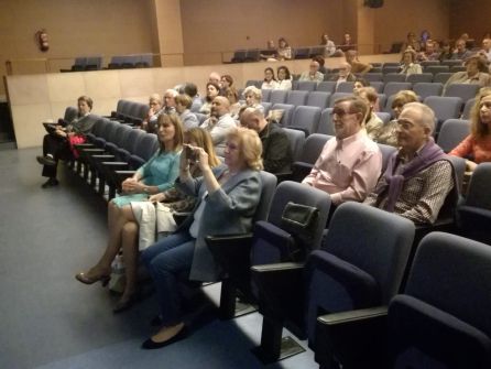 Las concejalas Azucena Esteban y Celia Bombín junto a otros asistentes a la conferencia Las concejalas Azucena Esteban y Celia Bombín junto a otros asistentes a la conferencia