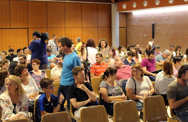 Interpretes en la preparación del dispositivo de emergencia humanitaria para recibir a los 630 migrantes del Aquarius en el puerto de Valencia Interpretes en la preparación del dispositivo de emergencia humanitaria para recibir a los 630 migrantes del Aquarius en el puerto de Valencia