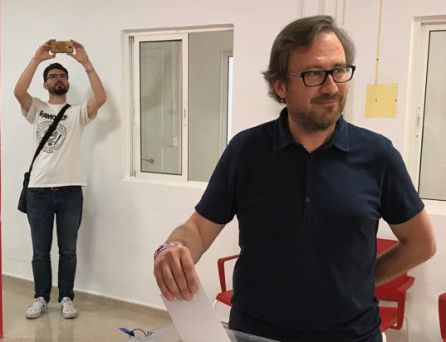 José Sánchez ejerciendo su derecho al voto este domingo. José Sánchez ejerciendo su derecho al voto este domingo.