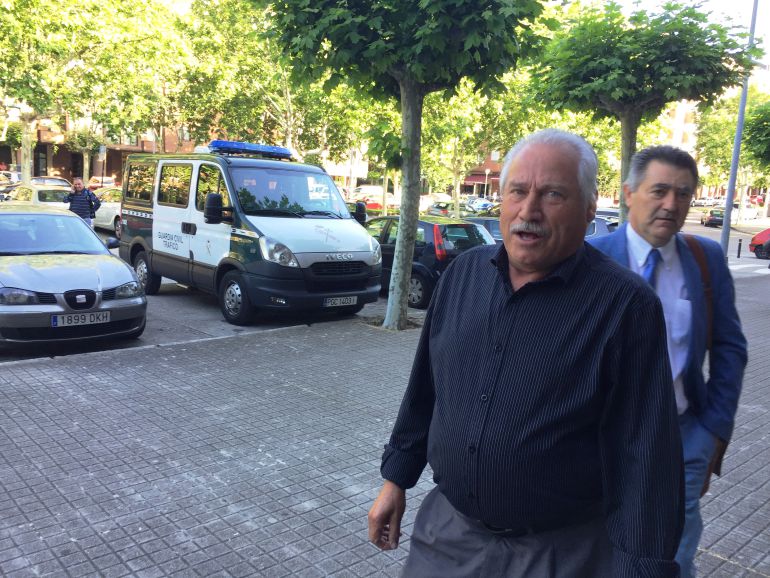 Clemades Rodríguz, junto a su abogado, a la entrada a los juzgados Clemades Rodríguz, junto a su abogado, a la entrada a los juzgados