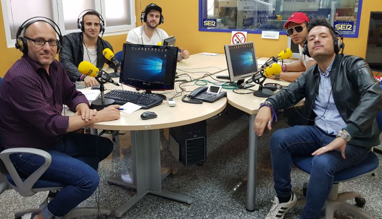 Miembros de la orquesta La Tentación en Radio Granada entrevistados por Rafael Troyano Miembros de la orquesta La Tentación en Radio Granada entrevistados por Rafael Troyano