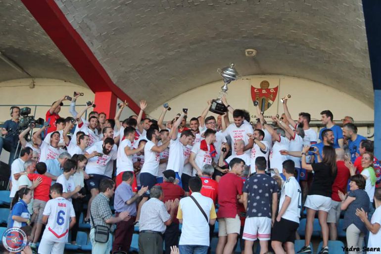 La Unión Deportiva Ourense, conseguía un nuevo título en esta gran tempoarada, esta vez, Copa Diputación, al ganarle en la final al Velle por cero a uno. La Unión Deportiva Ourense, conseguía un nuevo título en esta gran tempoarada, esta vez, Copa Diputación, al ganarle en la final al Velle por cero a uno.