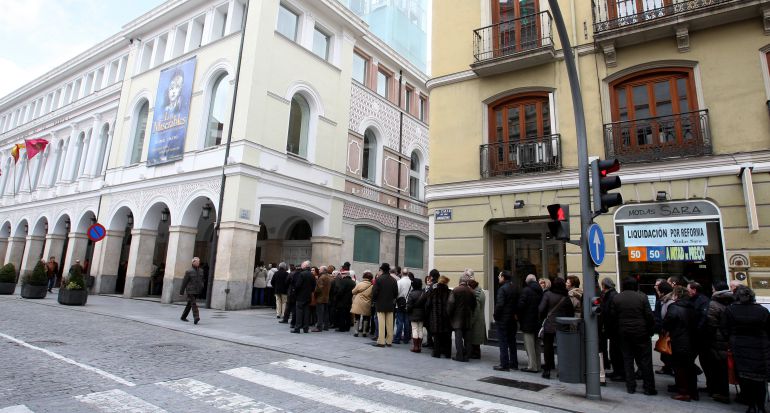 Imagen de gente haciendo cola para entrar en el Teatro Imagen de gente haciendo cola para entrar en el Teatro