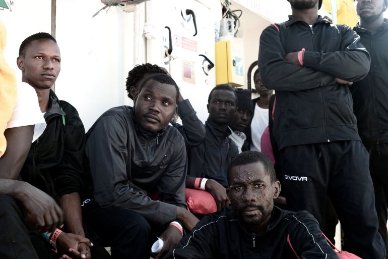 Immigrants esperant el seu desembarcament de l'Aquarius al port de València, aquest passat diumenge Immigrants esperant el seu desembarcament de l'Aquarius al port de València, aquest passat diumenge