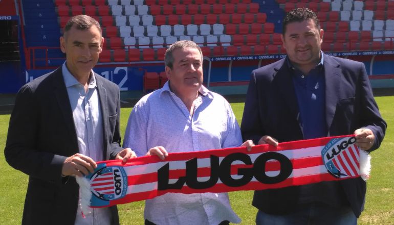 Javi López (izquierda), Tino Saqués (centro) y Emilio Viqueira (derecha), en la presentación del entrenador rojiblanco Javi López (izquierda), Tino Saqués (centro) y Emilio Viqueira (derecha), en la presentación del entrenador rojiblanco