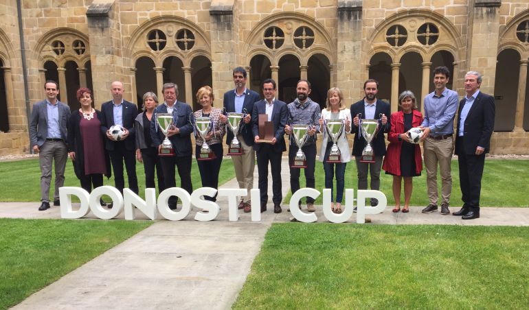 Foto de familia de los representantes y autoridades de la Donosti CUP en el Museo San Telmo Foto de familia de los representantes y autoridades de la Donosti CUP en el Museo San Telmo