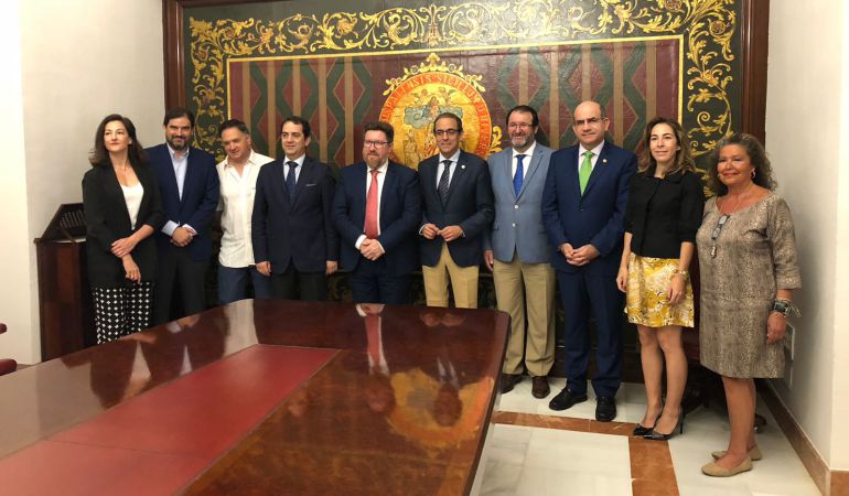 De izquierda a derecha, Mar Vega de Radio Sevilla, Jorge Romero, director de Relaciones Institucionales de Mercadona Andalucía; Roque García de UPA Andalucía, Víctor Yuste, director general del Foro Interalimentario; Rodrigo Sánchez Haro, consejero de Agricultura, Pesca y Desarrollo Rural de la Junta de Andalucía; Miguel Ángel Castro, rector de la Universidad de Sevilla; Juan Ávila, alcalde de Carmona; Julián Martínez, vicerrector de Investigación de la US; Carla Vergara, secretaria del jurado; e Isabel Peñalosa de la Federación Al Andalus de Consumidores De izquierda a derecha, Mar Vega de Radio Sevilla, Jorge Romero, director de Relaciones Institucionales de Mercadona Andalucía; Roque García de UPA Andalucía, Víctor Yuste, director general del Foro Interalimentario; Rodrigo Sánchez Haro, consejero de Agricultura, Pesca y Desarrollo Rural de la Junta de Andalucía; Miguel Ángel Castro, rector de la Universidad de Sevilla; Juan Ávila, alcalde de Carmona; Julián Martínez, vicerrector de Investigación de la US; Carla Vergara, secretaria del jurado; e Isabel Peñalosa de la Federación Al Andalus de Consumidores