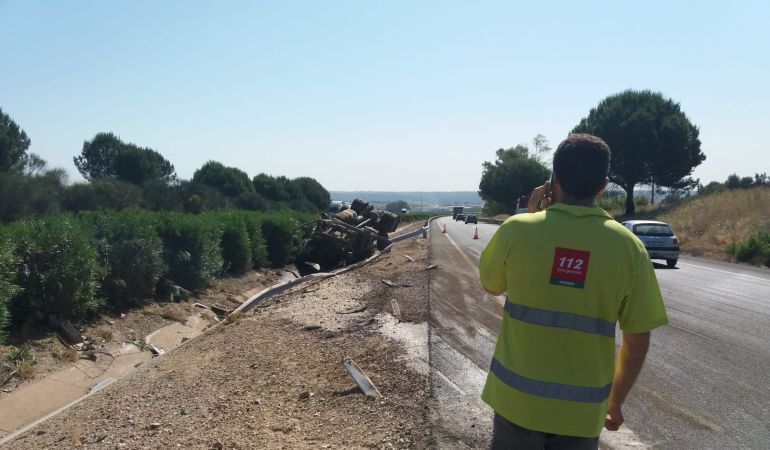 Activado plan de emergencias por el vuelco de un camión en Huévar Activado plan de emergencias por el vuelco de un camión en Huévar