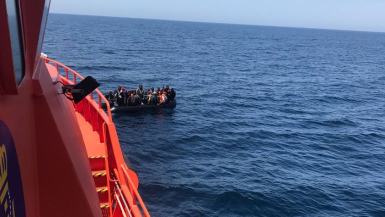 Rescate de una patera en Alborán el lunes. Rescate de una patera en Alborán el lunes.