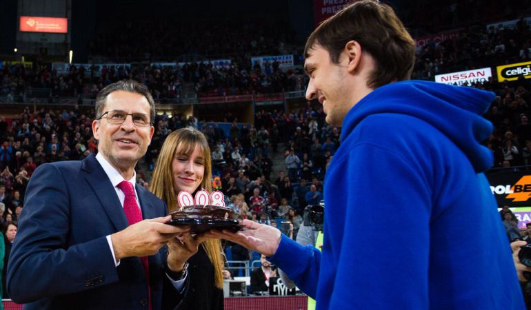 Pedro Martínez recibió un homenaje de sus hijos al cumplir 800 partidos como entrenador ACB. Pedro Martínez recibió un homenaje de sus hijos al cumplir 800 partidos como entrenador ACB.