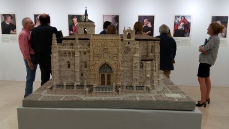 Maqueta de la Iglesia de Santa María de Aranda en la exposición sobre Aranda y la primera vuelta al mundo. Detrás, galería de retratos Maqueta de la Iglesia de Santa María de Aranda en la exposición sobre Aranda y la primera vuelta al mundo. Detrás, galería de retratos