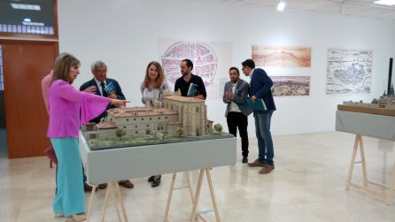 Las maquetas de cuatro centros religiosos, planos de ciudades y mapas de viajes junto a documentos y retratos forman parte de la exposición Las maquetas de cuatro centros religiosos, planos de ciudades y mapas de viajes junto a documentos y retratos forman parte de la exposición