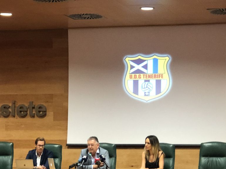 Momento de la presentación de la nueva web y escudo del UD Granadilla Momento de la presentación de la nueva web y escudo del UD Granadilla