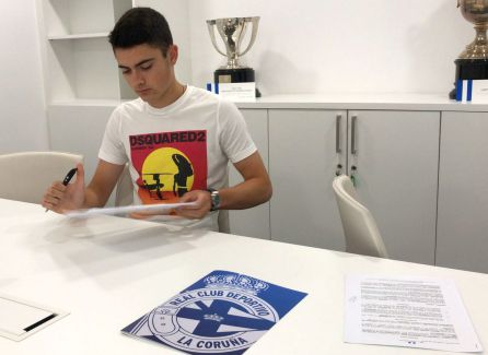 Sergio Ortuño firmando su renovación Sergio Ortuño firmando su renovación