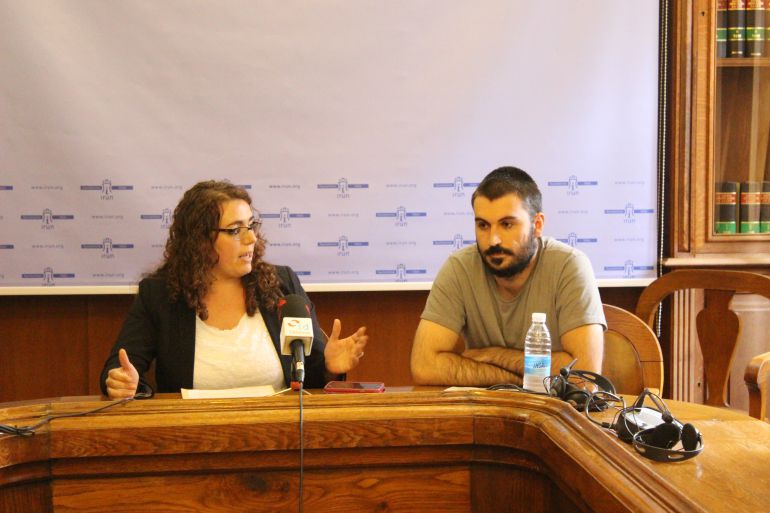 La delegada Mónica Martínez y Aitzol Arroyo, encargado de realizar la investigación sobre la represión militar en Irun. 