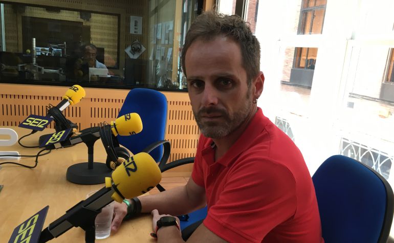 Ángel Hernández, presidente de Aidmur, en los estudios de Radio Murcia Ángel Hernández, presidente de Aidmur, en los estudios de Radio Murcia