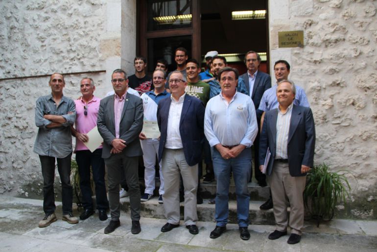 Miembros de la Junta, la Diputación y el alcalde de Cuéllar junto con los alumnos que han participado en el programa de formación y empleo forestal en Cuéllar. Miembros de la Junta, la Diputación y el alcalde de Cuéllar junto con los alumnos que han participado en el programa de formación y empleo forestal en Cuéllar.