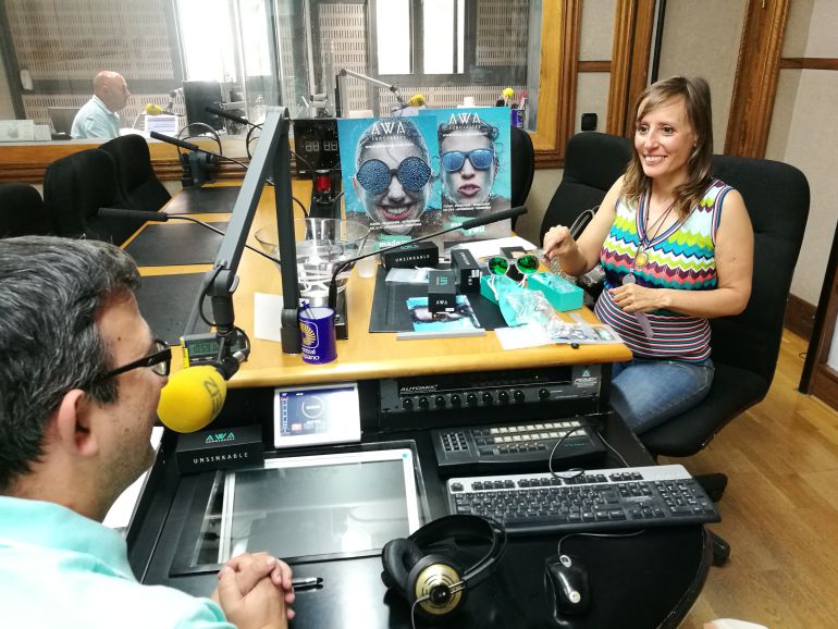 Esther Fernández de la empresa Proyectos Valuarte en los estudios de Radio Segovia donde ha hablado del proyecto de las gafas de sol que no se hunden Esther Fernández de la empresa Proyectos Valuarte en los estudios de Radio Segovia donde ha hablado del proyecto de las gafas de sol que no se hunden