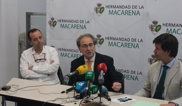 De izquierda a derecha, en la rueda de prensa de este miércoles, el arquitecto Rafael Cuadrado, el hermano mayor de La Macarena, José Antonio Fernández Cabrero; y Miguel Rus, responsable de la empresa Heliopol, que ha sido la encargada de ejecutar la obra De izquierda a derecha, en la rueda de prensa de este miércoles, el arquitecto Rafael Cuadrado, el hermano mayor de La Macarena, José Antonio Fernández Cabrero; y Miguel Rus, responsable de la empresa Heliopol, que ha sido la encargada de ejecutar la obra