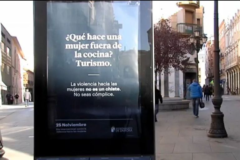 Uno de los mupis de la campaña contra la violencia machista colocado por el Ayuntamiento de Zamora en la Plaza de Sagasta Uno de los mupis de la campaña contra la violencia machista colocado por el Ayuntamiento de Zamora en la Plaza de Sagasta
