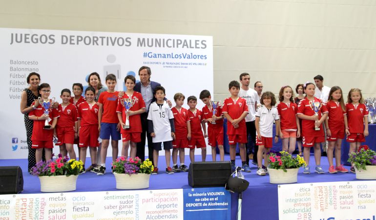 Los más pequeños también protagonizaron algunos de los momentos de la entrega de trofeos en los XXI Juegos Deportivos Municipales Los más pequeños también protagonizaron algunos de los momentos de la entrega de trofeos en los XXI Juegos Deportivos Municipales