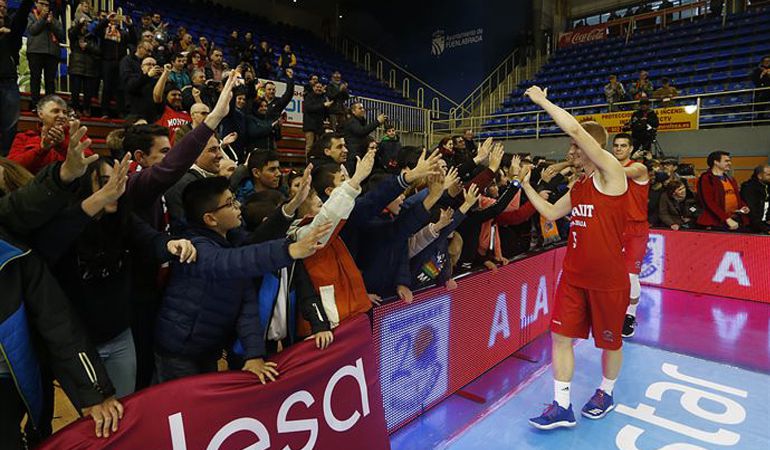 Luka Rupnik saluda a jóvenes aficionados del 'Fernando Martín' durante un partido esta temporada Luka Rupnik saluda a jóvenes aficionados del 'Fernando Martín' durante un partido esta temporada