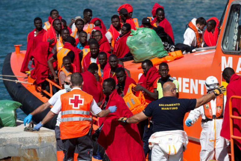 Varios de los inmigrantes rescatados por Salvamento Marítimo cuando navegaban en varias embarcaciones por el mar de Alborán, a su llegada el pasado lunes al puerto de Málaga Varios de los inmigrantes rescatados por Salvamento Marítimo cuando navegaban en varias embarcaciones por el mar de Alborán, a su llegada el pasado lunes al puerto de Málaga