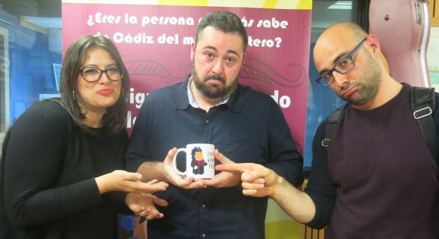 Milián Oneto y Sergio Carrillo entregan la taza de consolación del concurso de Radio Cádiz a un apenado Diego Marchán Milián Oneto y Sergio Carrillo entregan la taza de consolación del concurso de Radio Cádiz a un apenado Diego Marchán