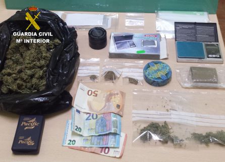 Material incautado al detenido en La Bañeza Material incautado al detenido en La Bañeza