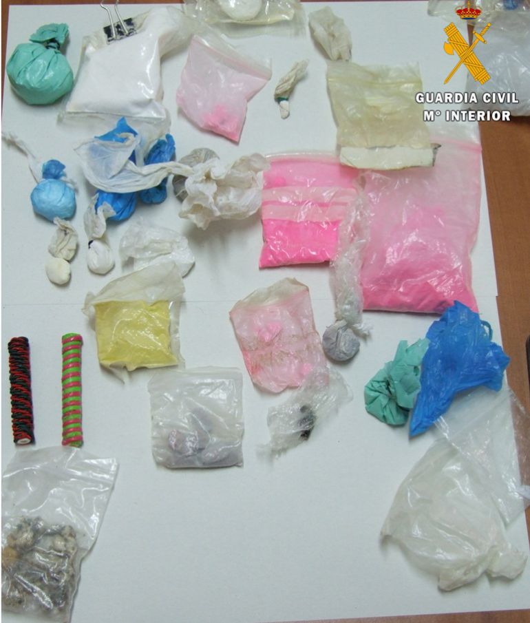 Sustancias estupefacientes encontradas en el vehículo del detenido en Fuentesaúco de Fuentidueña Sustancias estupefacientes encontradas en el vehículo del detenido en Fuentesaúco de Fuentidueña