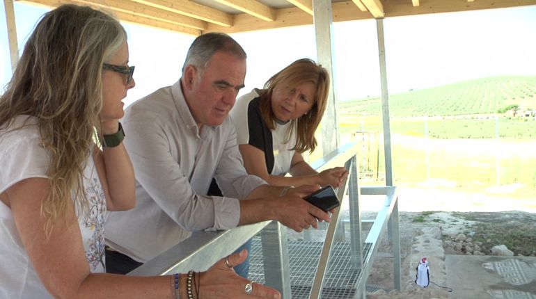 La arqueologa Yolanda Jimenez, con el alcalde de Quesada, Manuel Vallejo y la delegada de cultura, turismo y deporte Pilar Salzazar La arqueologa Yolanda Jimenez, con el alcalde de Quesada, Manuel Vallejo y la delegada de cultura, turismo y deporte Pilar Salzazar