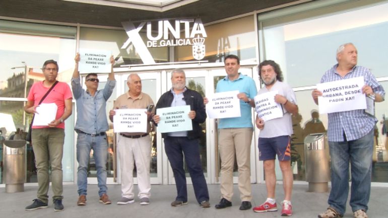 Representantes de las Asociaciones Vecinales de Teis y Chapela. Representantes de las Asociaciones Vecinales de Teis y Chapela.
