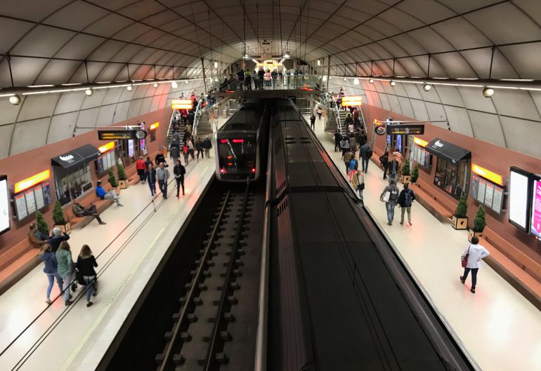 Un joven en estado grave al caer desde el vestíbulo al andén de la estación del metro de Abando Un joven en estado grave al caer desde el vestíbulo al andén de la estación del metro de Abando