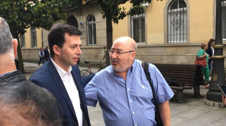 Roberto García (derecha), con Gonzalo Caballero (izquierda) antes de un acto del PSdeG sobre la PAC Roberto García (derecha), con Gonzalo Caballero (izquierda) antes de un acto del PSdeG sobre la PAC