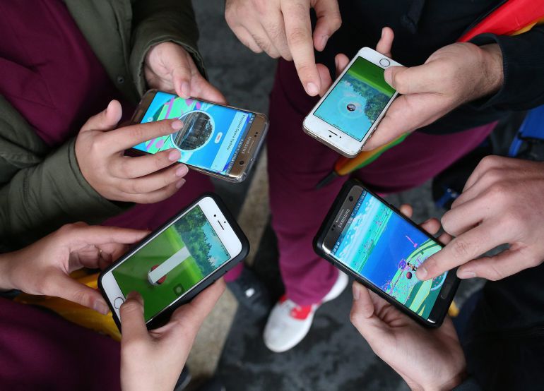 Varios con jóvenes con sus teléfonos móviles Varios con jóvenes con sus teléfonos móviles