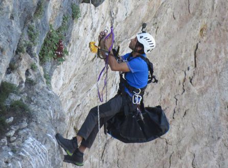 Es necesario un equipo de escalada para acceder a los cortados donde se encuentran los nidos Es necesario un equipo de escalada para acceder a los cortados donde se encuentran los nidos