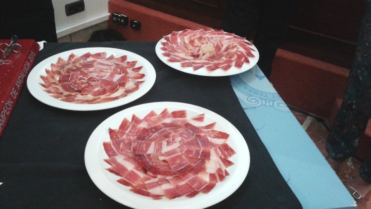 Sanidad inmoviliza unas 500 toneladas de fiambre loncheado en mal estado
