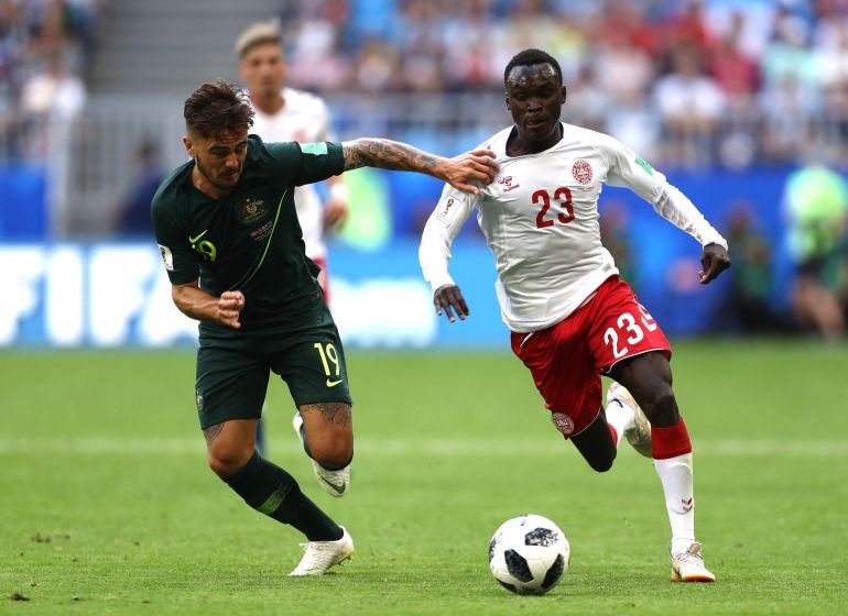 Pione Sisto intentando irse en carrera del australiano Joshua Risdon Pione Sisto intentando irse en carrera del australiano Joshua Risdon