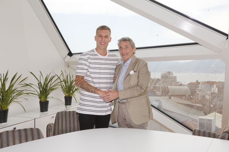 Rubén Blanco se da la mano con el presidente Mouriño tras la firma de la renovación Rubén Blanco se da la mano con el presidente Mouriño tras la firma de la renovación