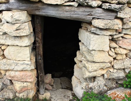 Entrada a la cueva del Armentero. Entrada a la cueva del Armentero.
