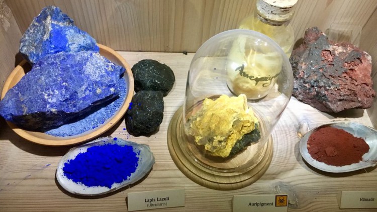Minerales usados para elaborar pigmentos naturales expuestas en la casa Durero de Núrenberg