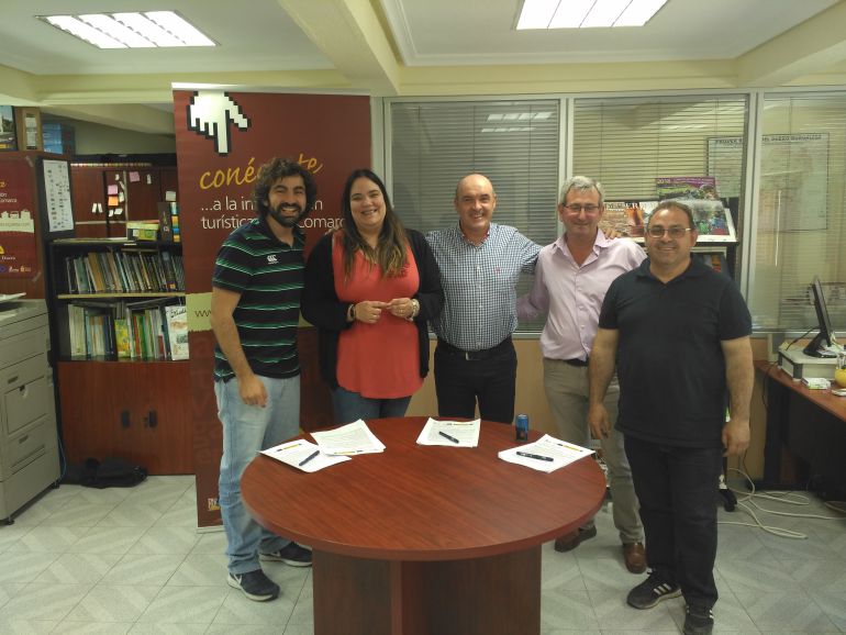 Momento de la firma de los tres últmos proyectos no productivos de la comarca que recibirán fondos LEADER gestionados por la ADRI Ribera del Duero Momento de la firma de los tres últmos proyectos no productivos de la comarca que recibirán fondos LEADER gestionados por la ADRI Ribera del Duero